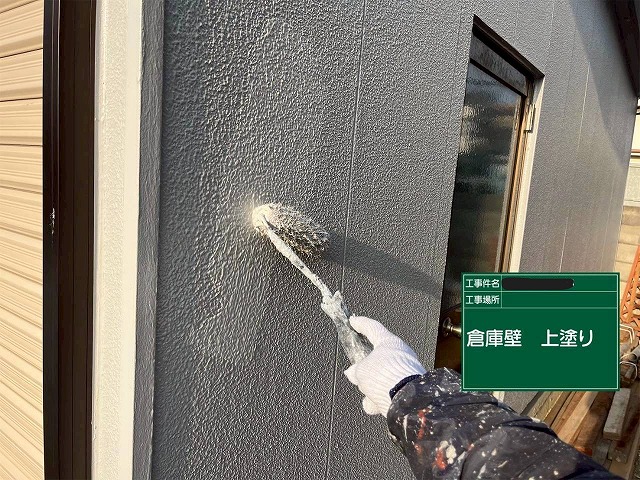 明石市　倉庫壁の上塗り作業